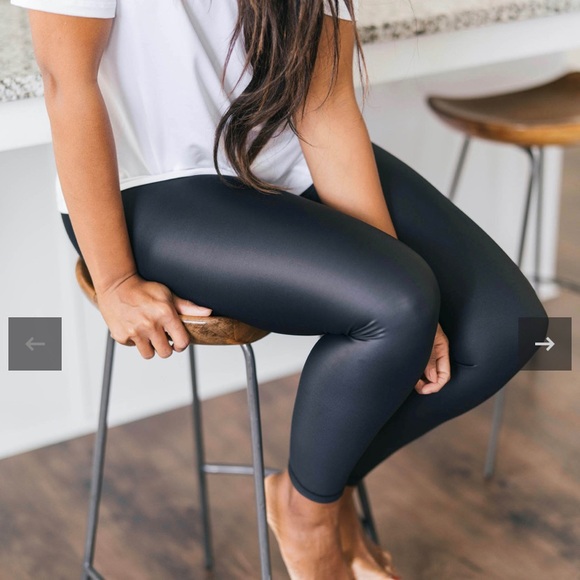 Zyia Metallic Black leggings Size 4 EUC - Picture 1 of 1